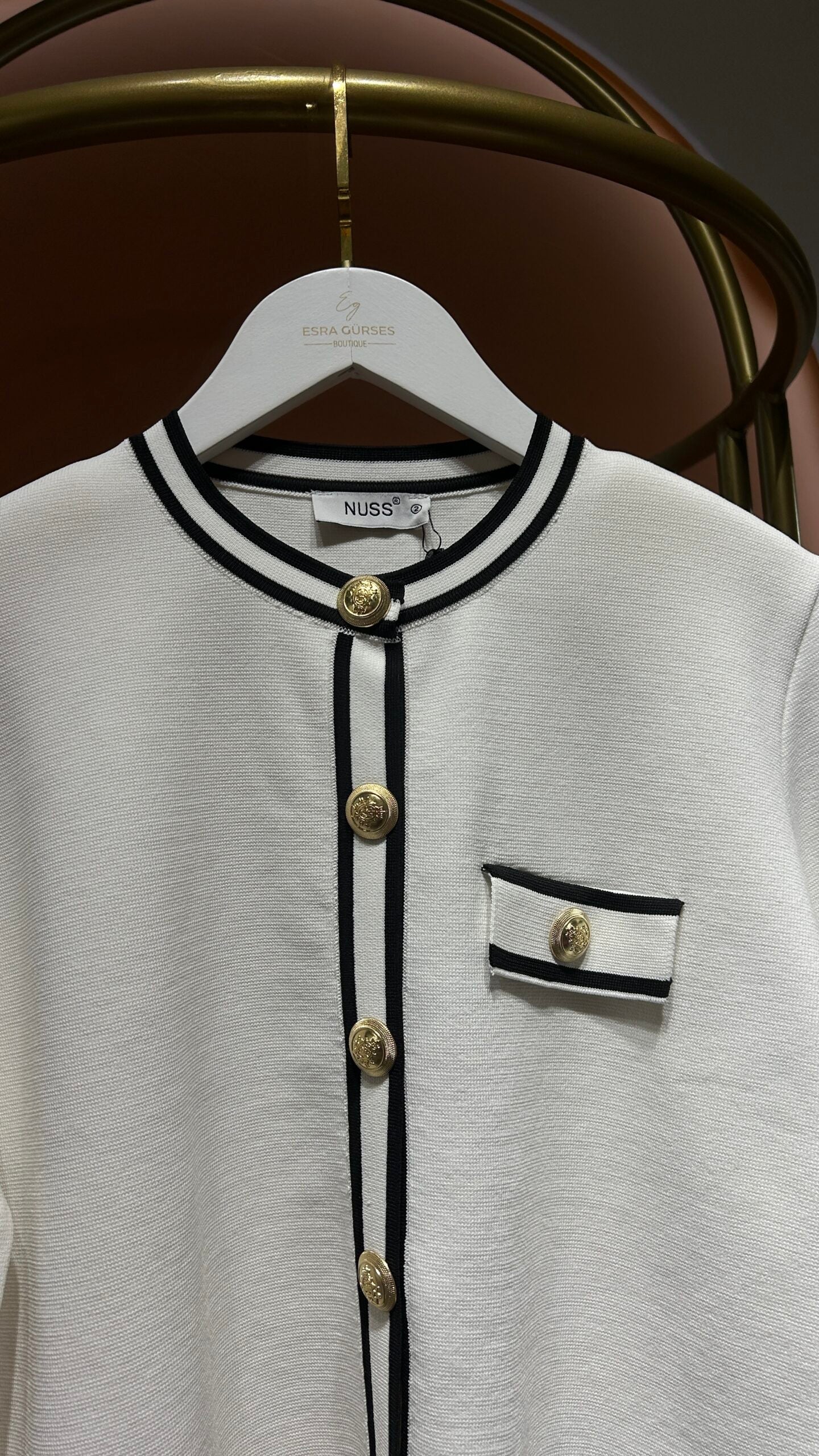 Beyaz Crop Broşlu Hırka - EsraGürsesBoutique