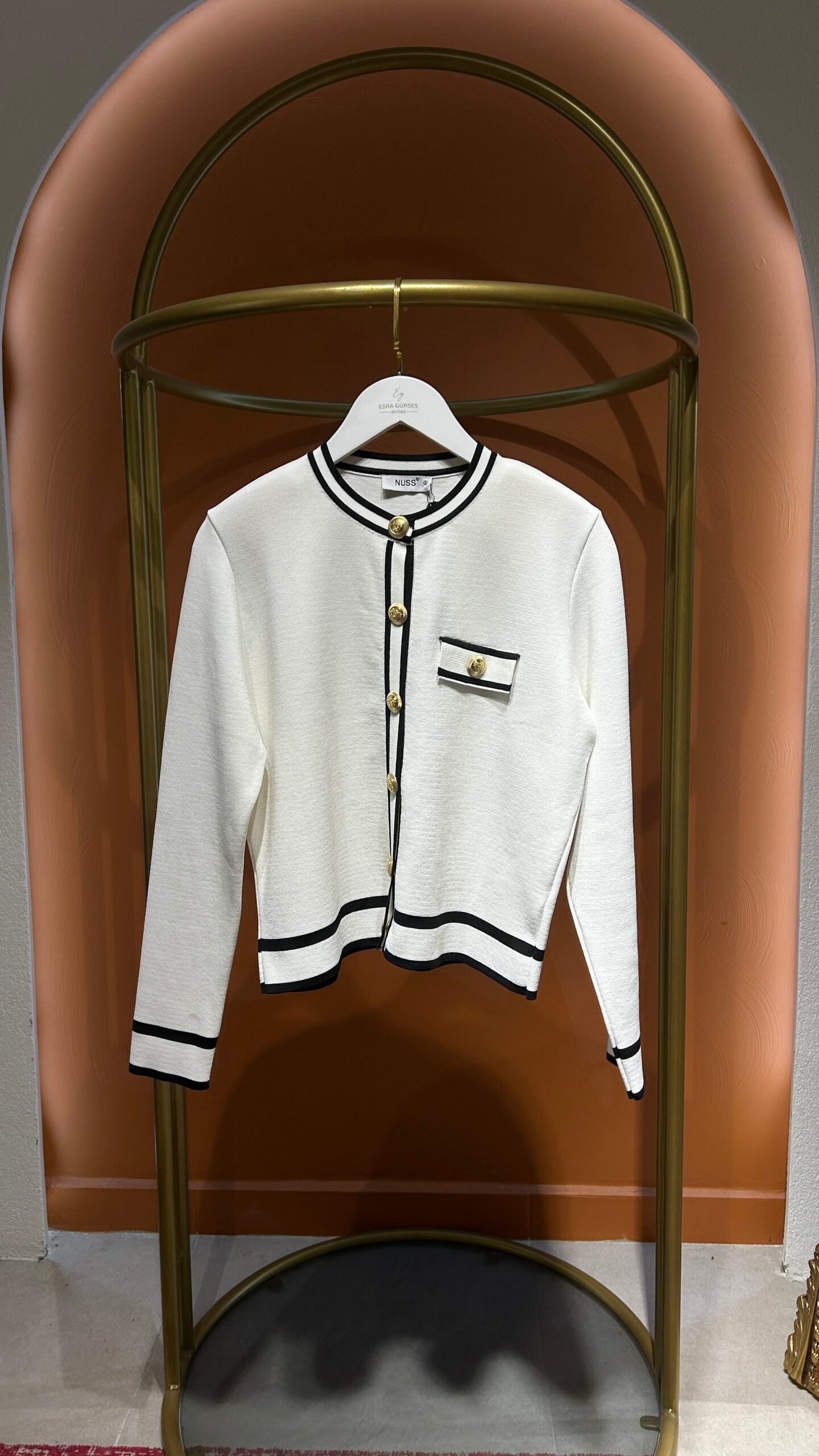 Beyaz Crop Broşlu Hırka - EsraGürsesBoutique