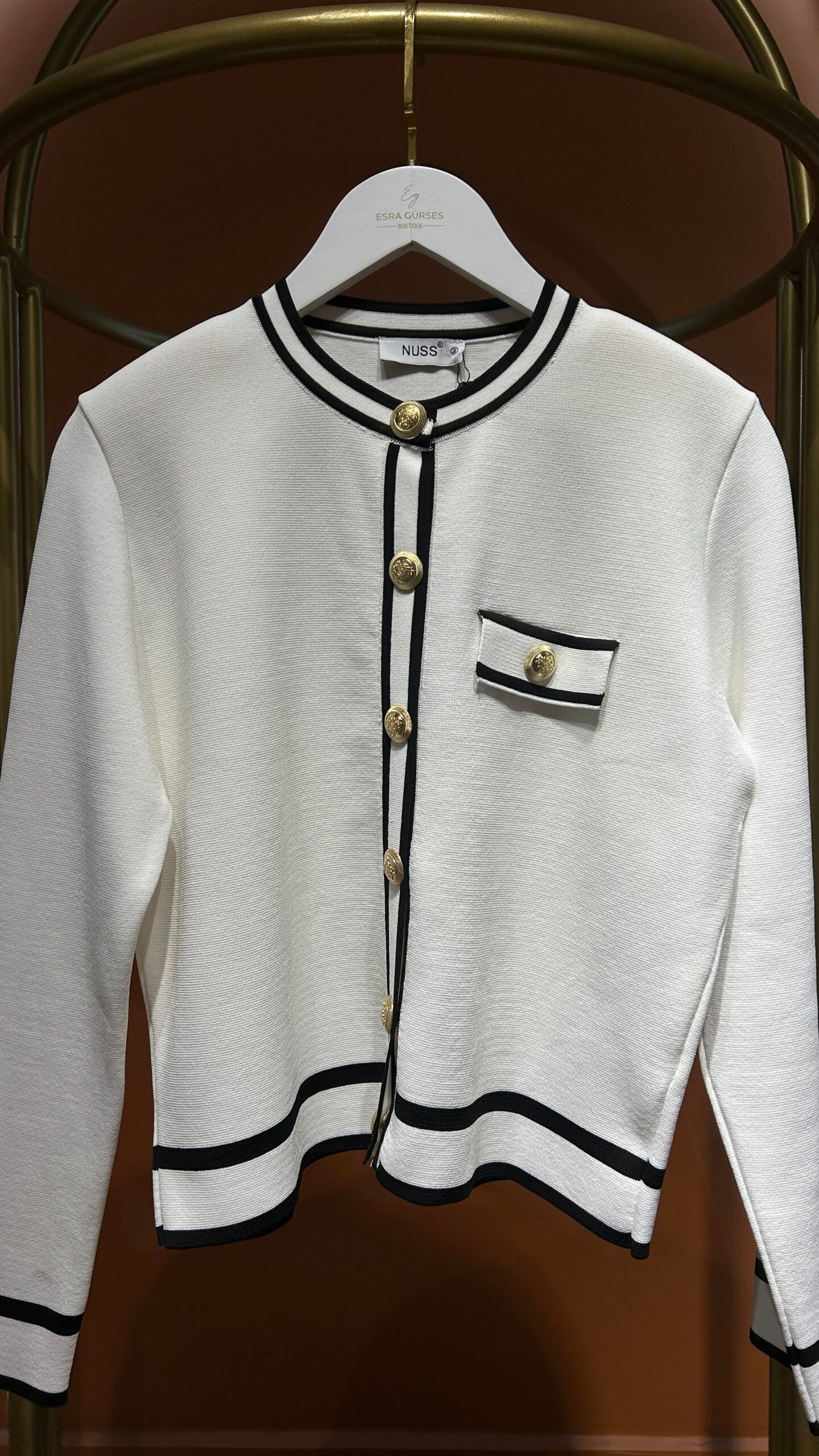 Beyaz Crop Broşlu Hırka - EsraGürsesBoutique
