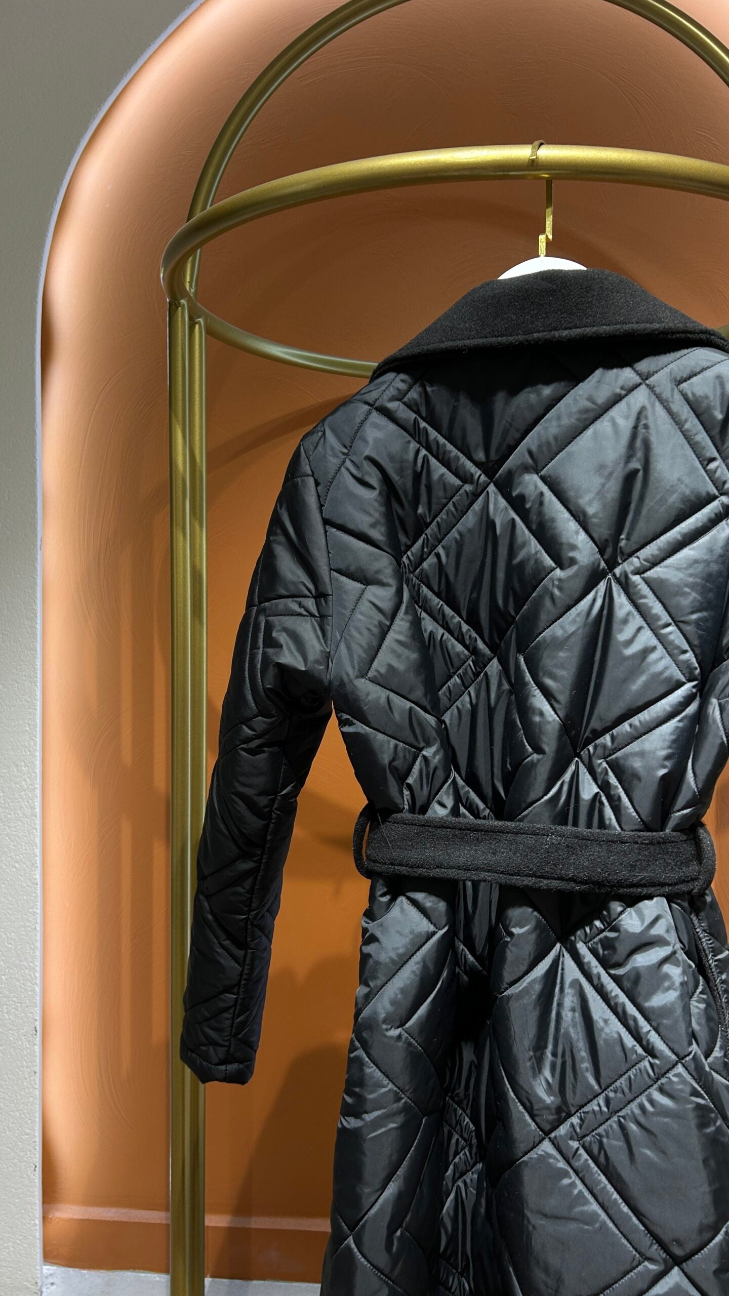 Kaşe Detaylı Kapitone Kaban - Siyah - EsraGürsesBoutique