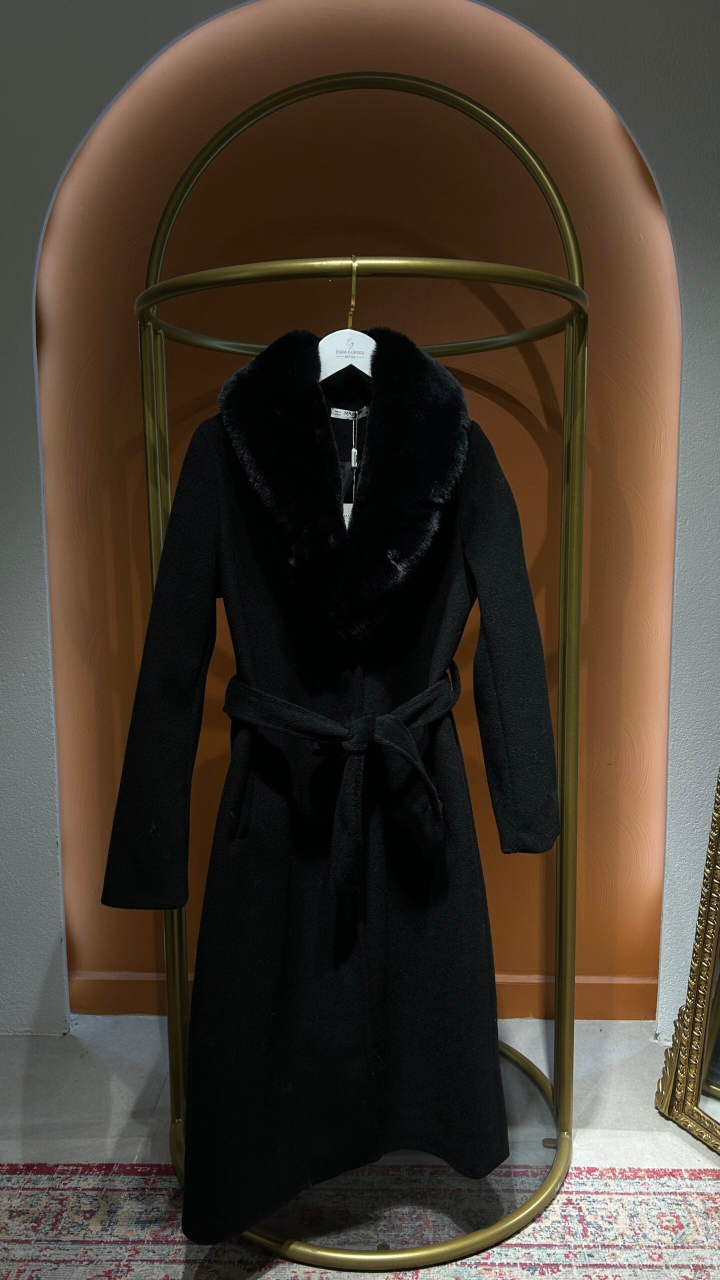 Kürk Detaylı Siyah Kaşe Kaban - EsraGürsesBoutique
