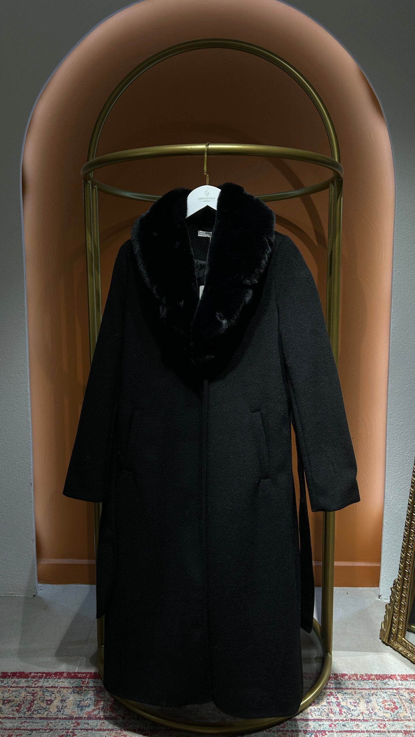 Kürk Detaylı Siyah Kaşe Kaban - EsraGürsesBoutique
