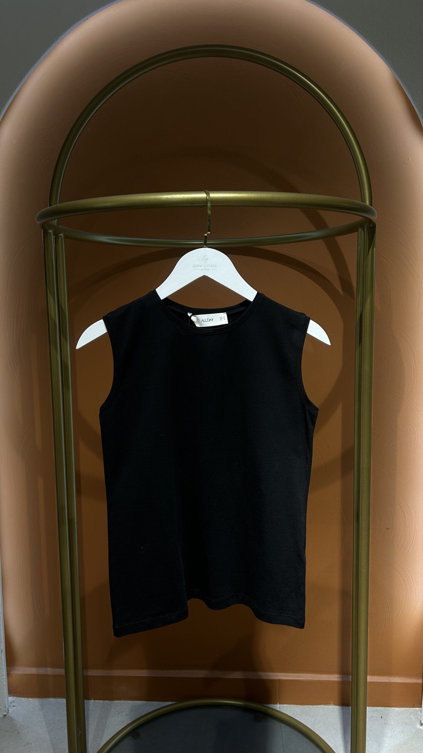 Sıfır Kollu Siyah Basic İçlik - EsraGürsesBoutique