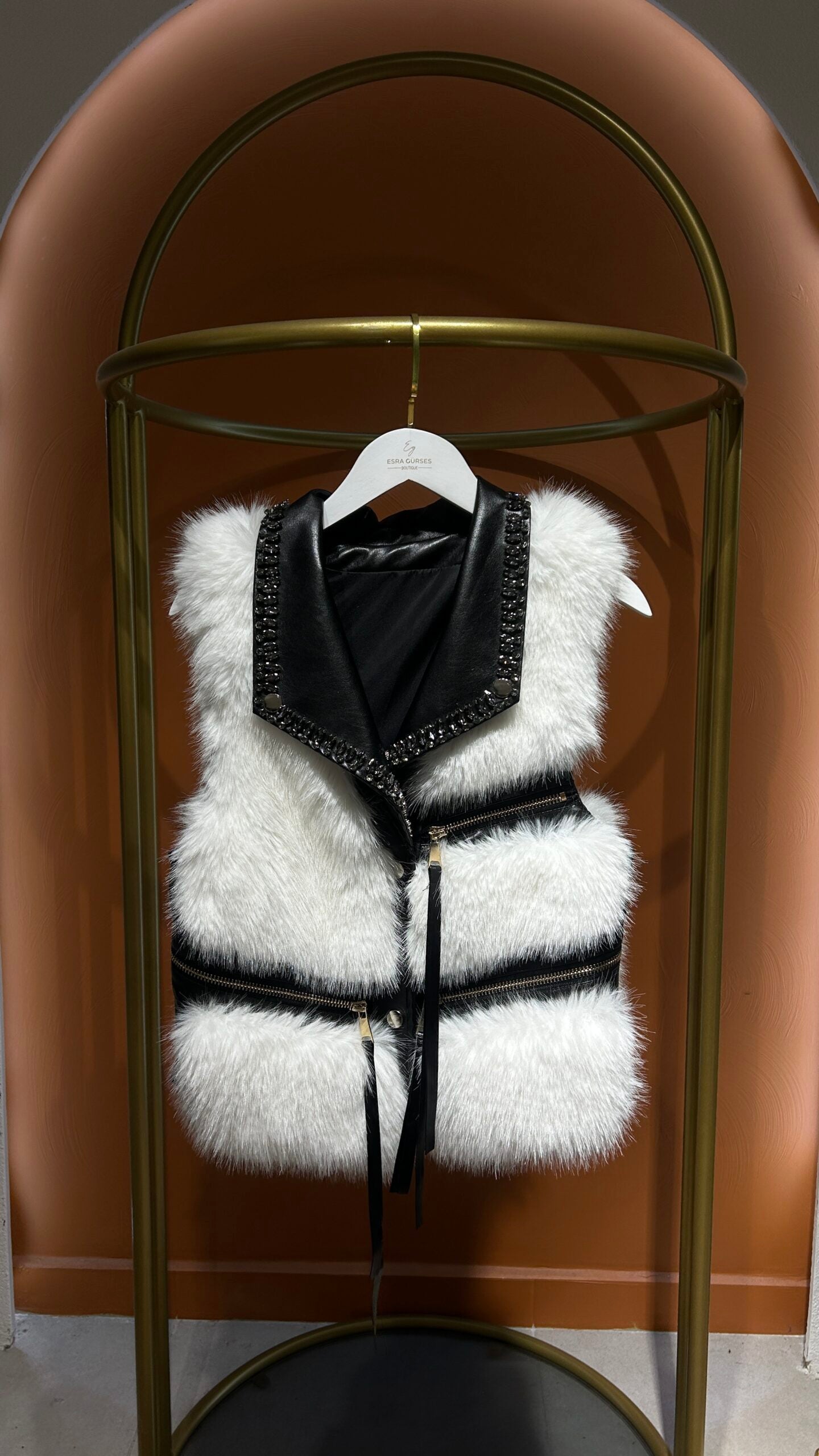 İthal Beyaz Kürklü Deri Yelek - EsraGürsesBoutique