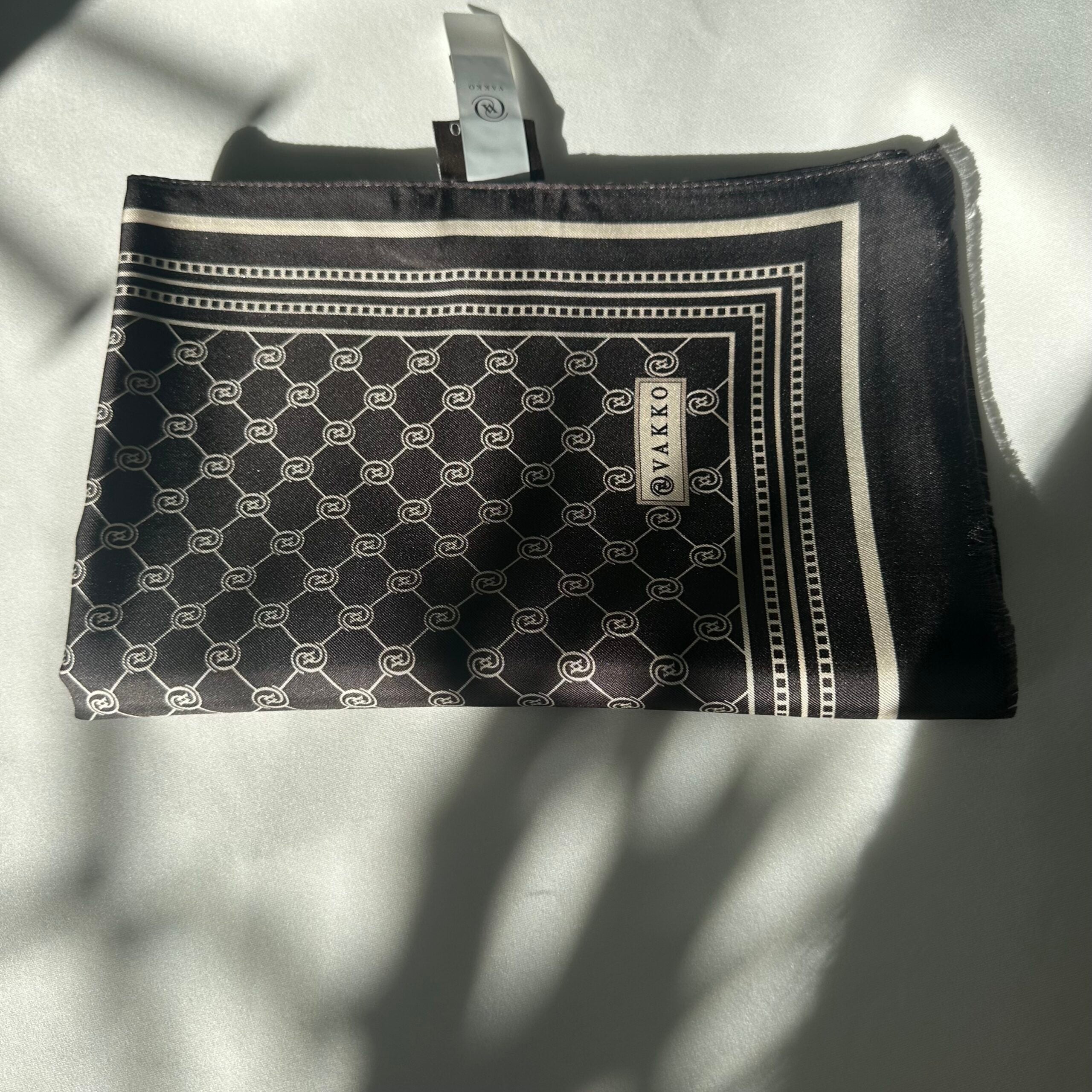 Vakko Twil Logolu Şal - Siyah ve Krem - EsraGürsesBoutique
