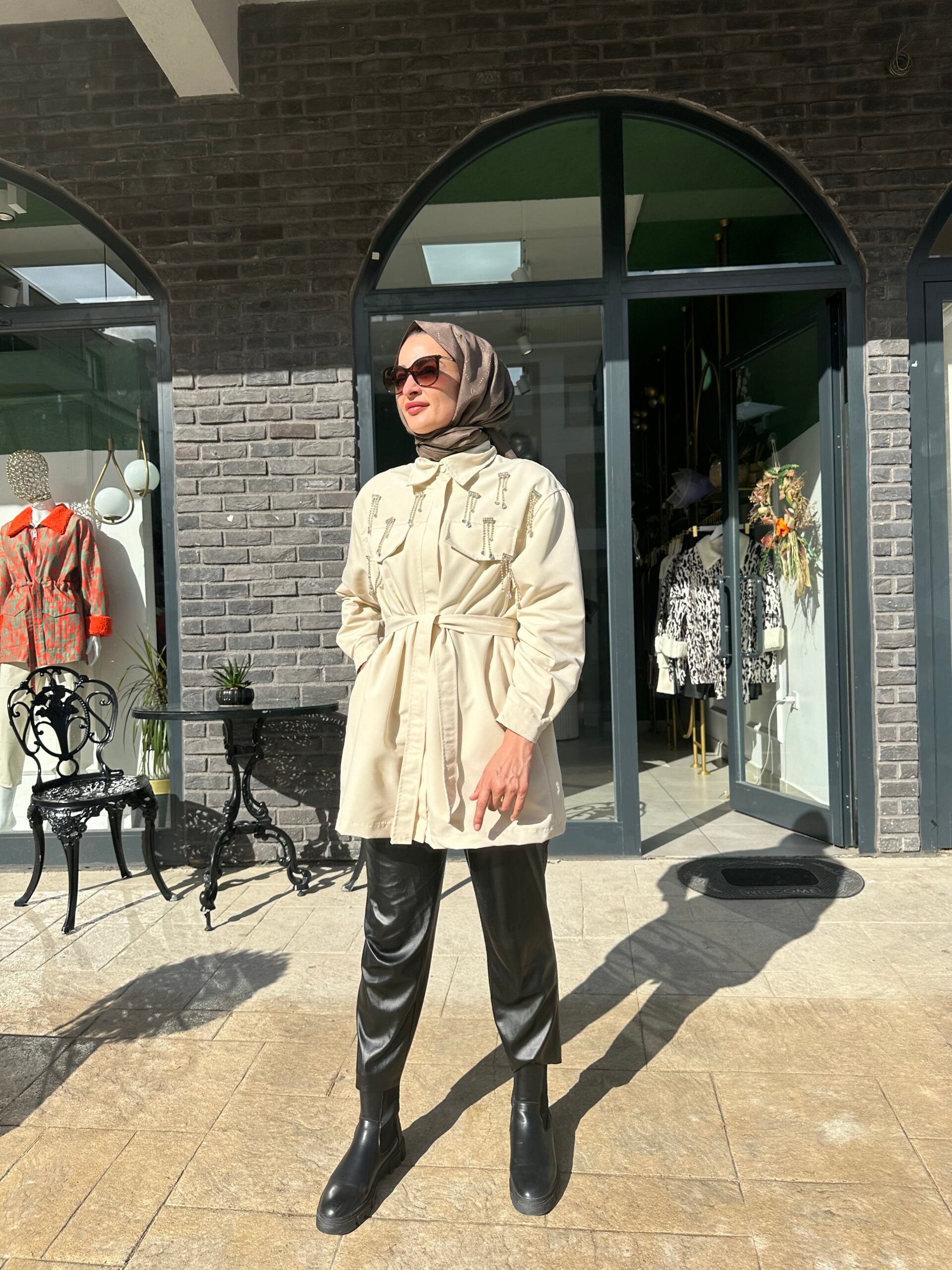 Broş Detaylı Kısa Trençkot - EsraGürsesBoutique