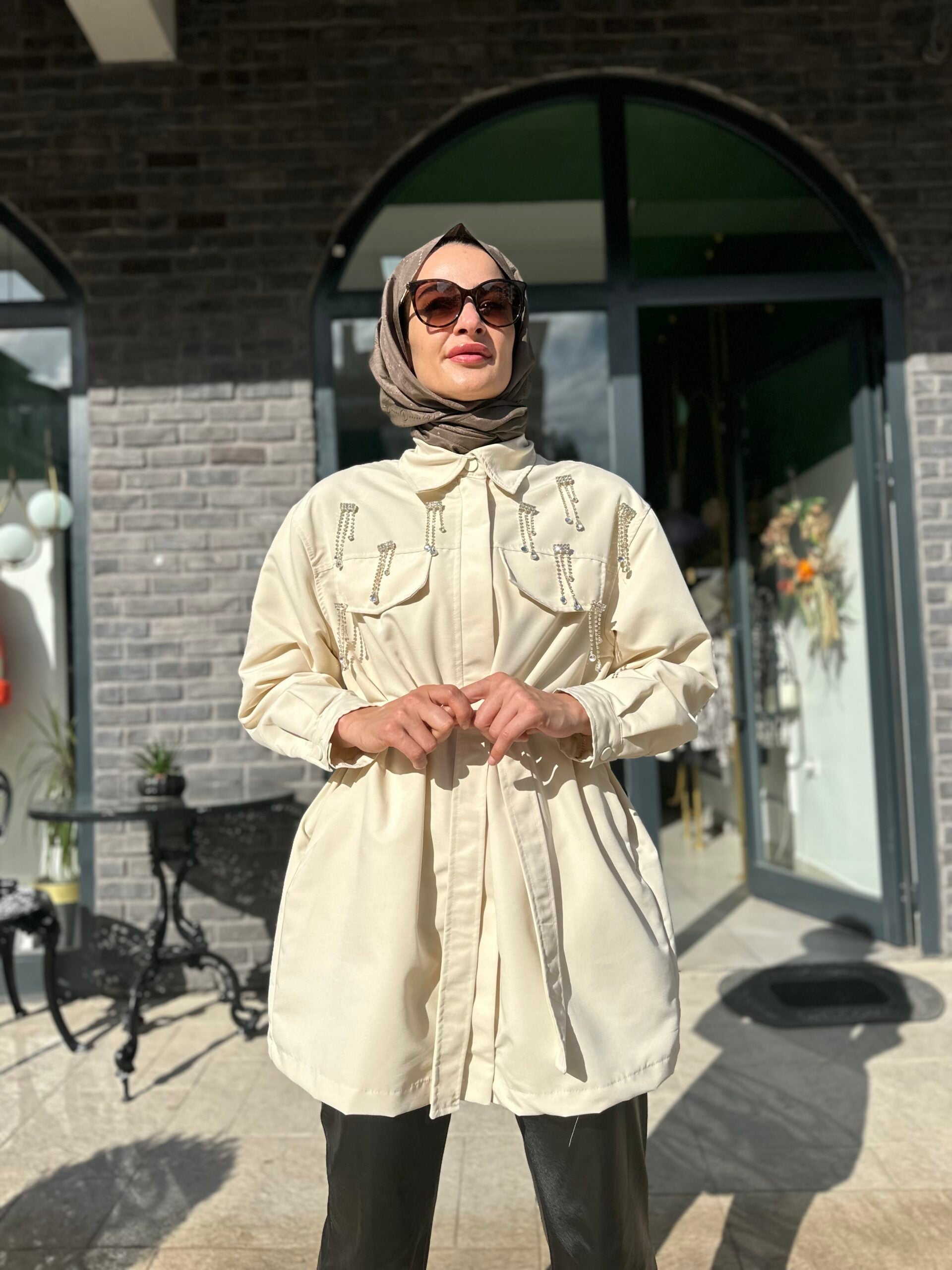 Broş Detaylı Kısa Trençkot - EsraGürsesBoutique