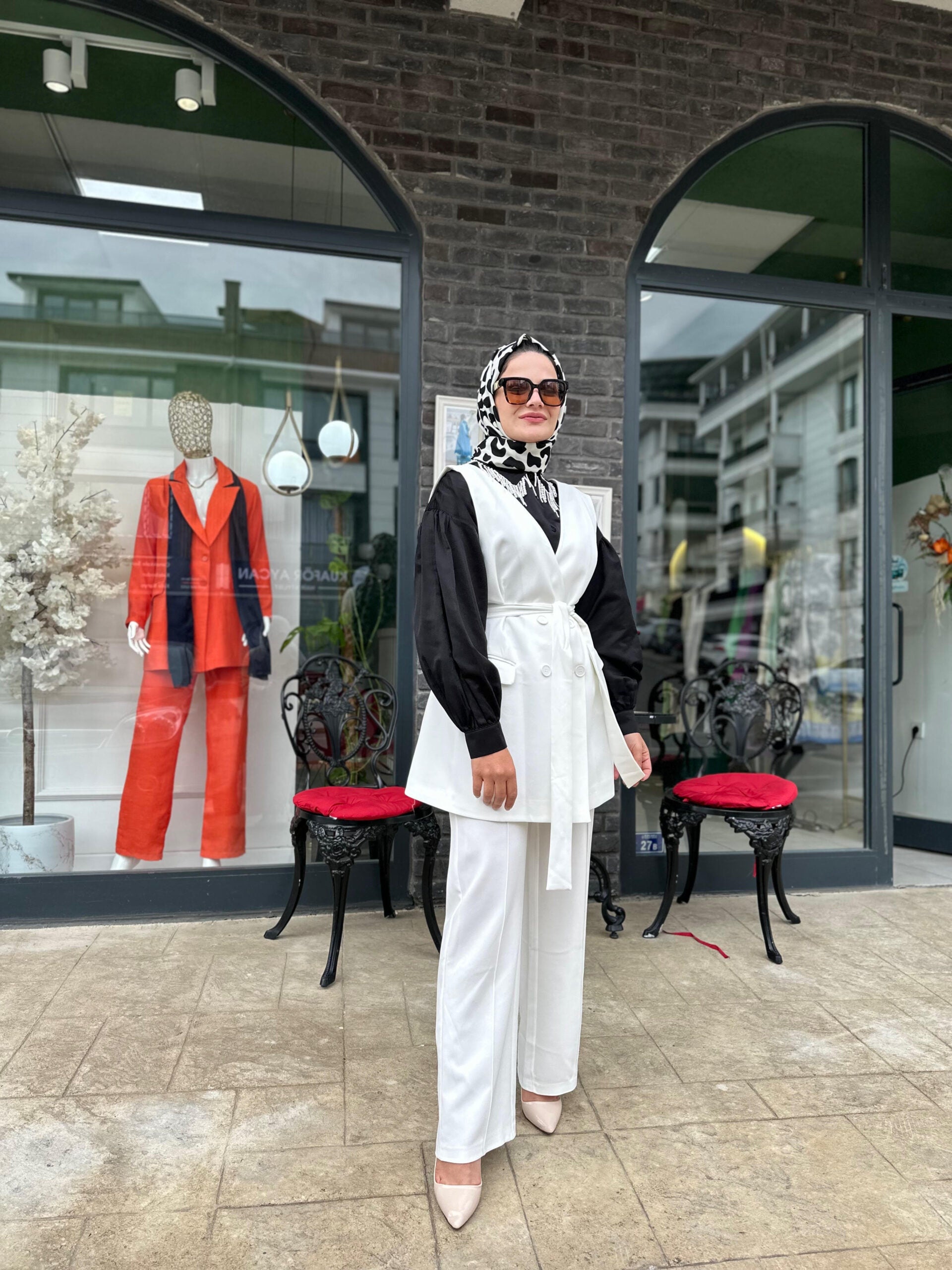 Beyaz Yelekli Takım - Şık ve Rahat - EsraGürsesBoutique