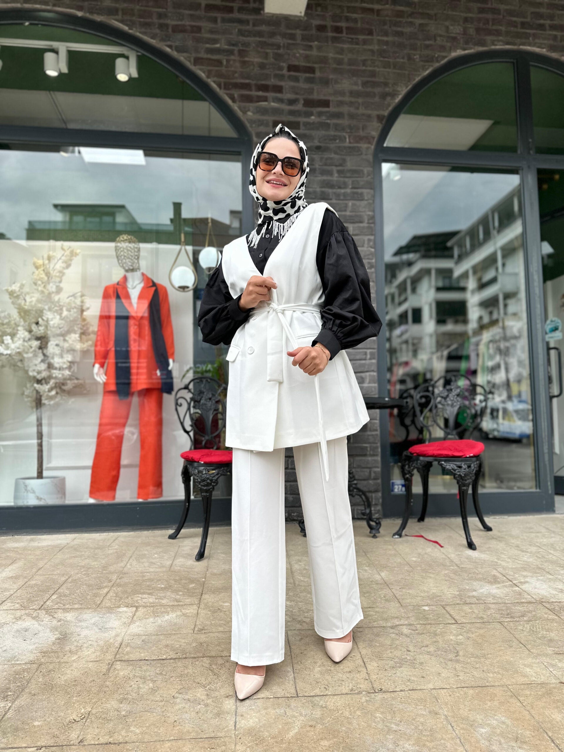 Beyaz Yelekli Takım - Şık ve Rahat - EsraGürsesBoutique