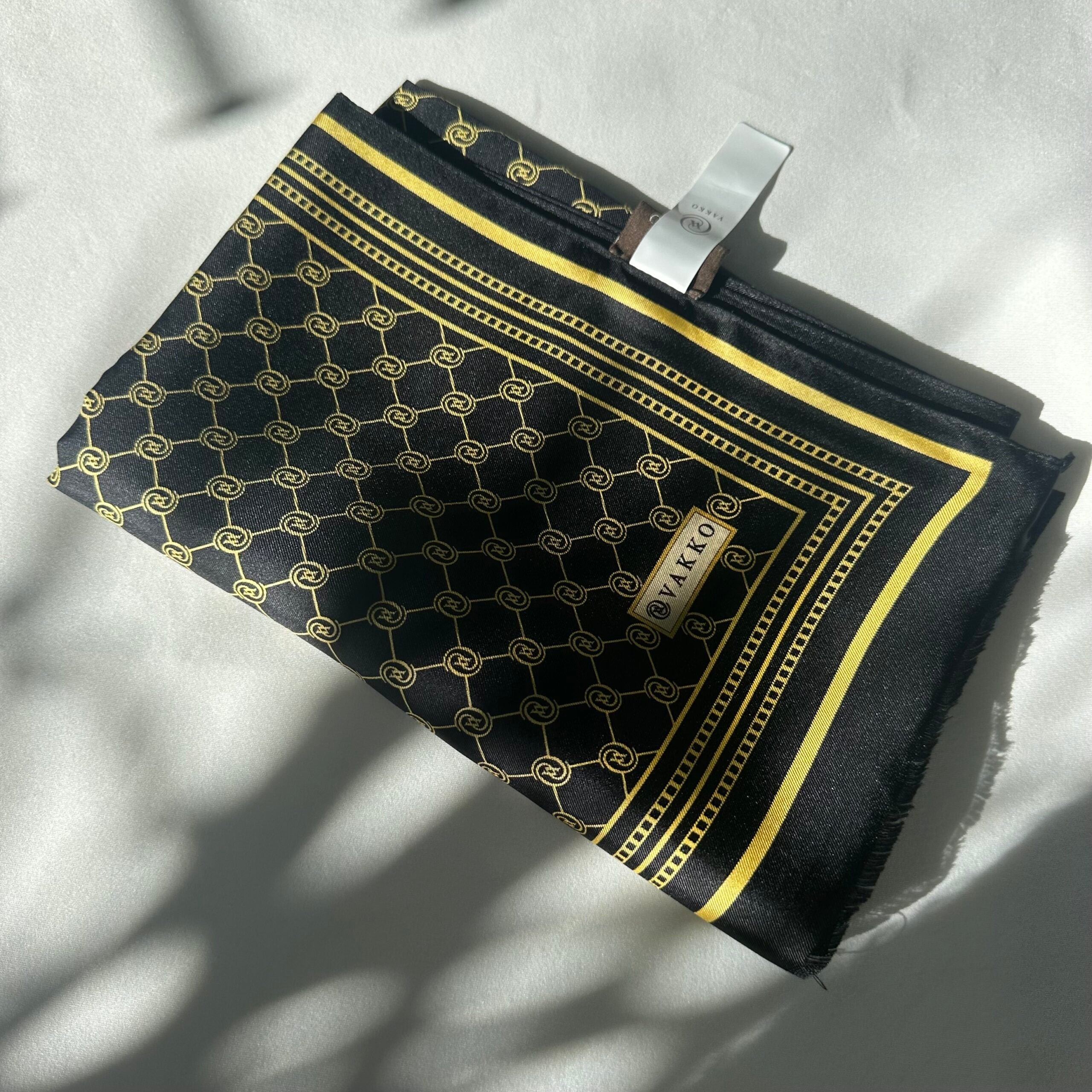 Vakko Twil Logolu Şal - Siyah/Gold - EsraGürsesBoutique