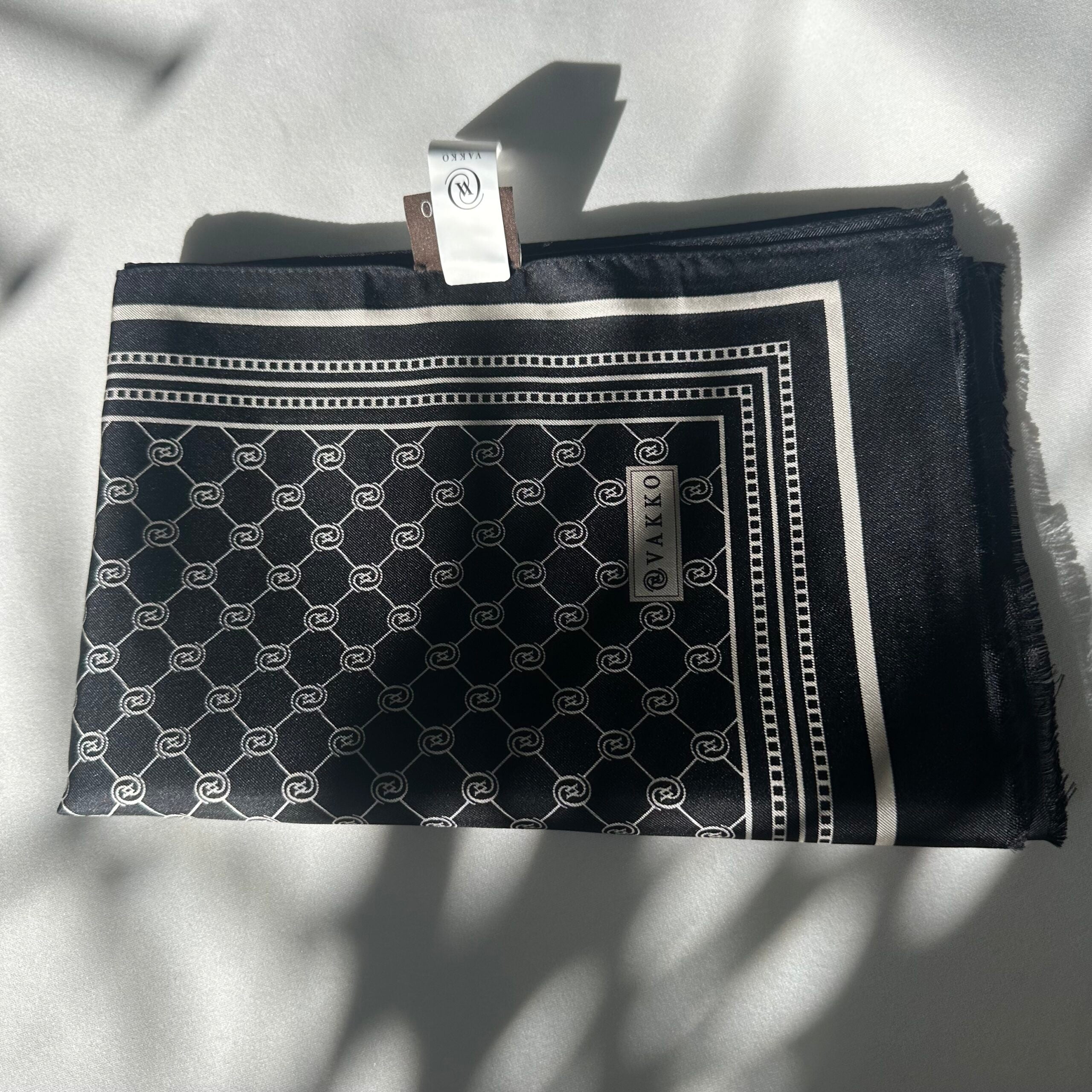 VAKKO Twill Logolu Şal - Siyah/Beyaz - EsraGürsesBoutique