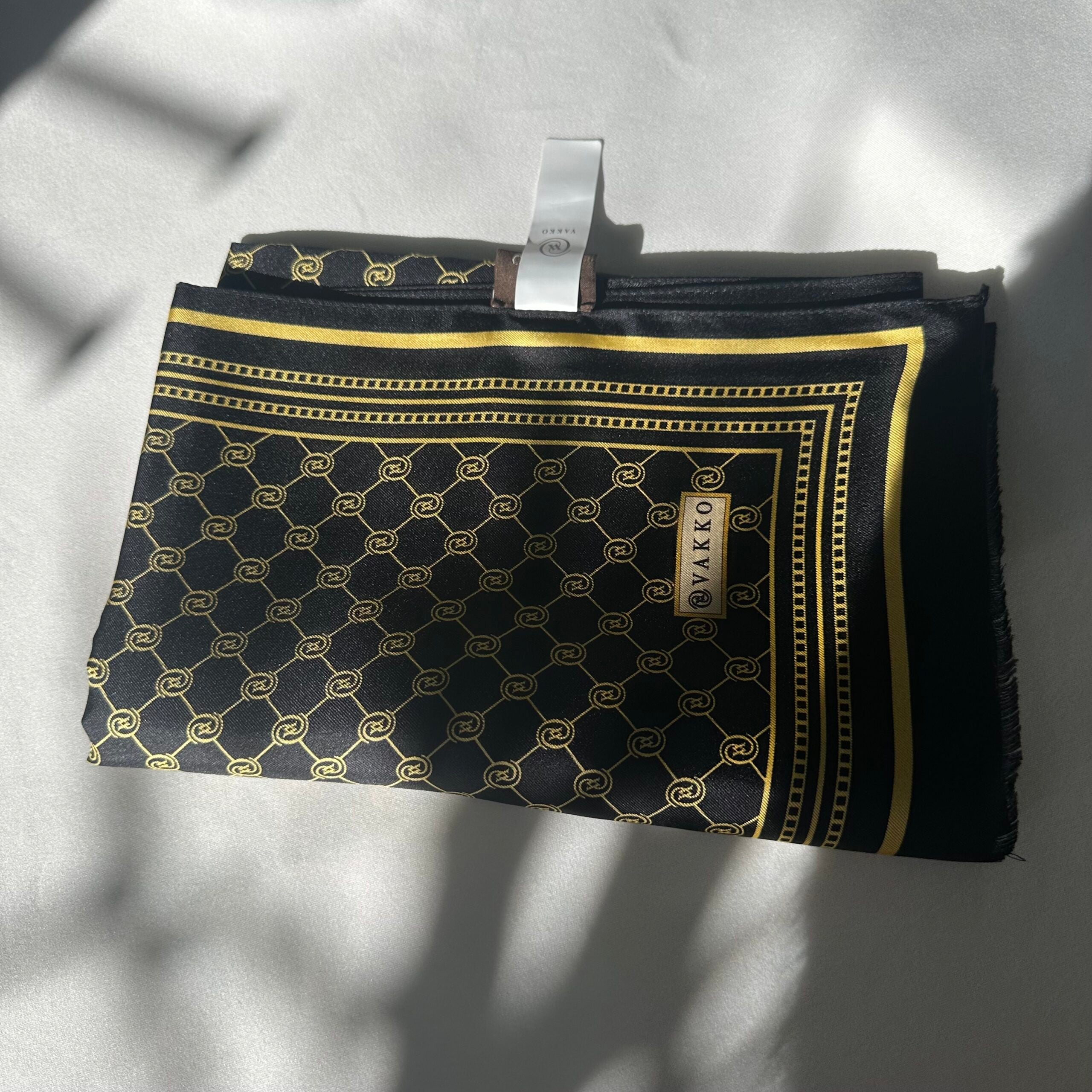 Vakko Twil Logolu Şal - Siyah/Gold - EsraGürsesBoutique