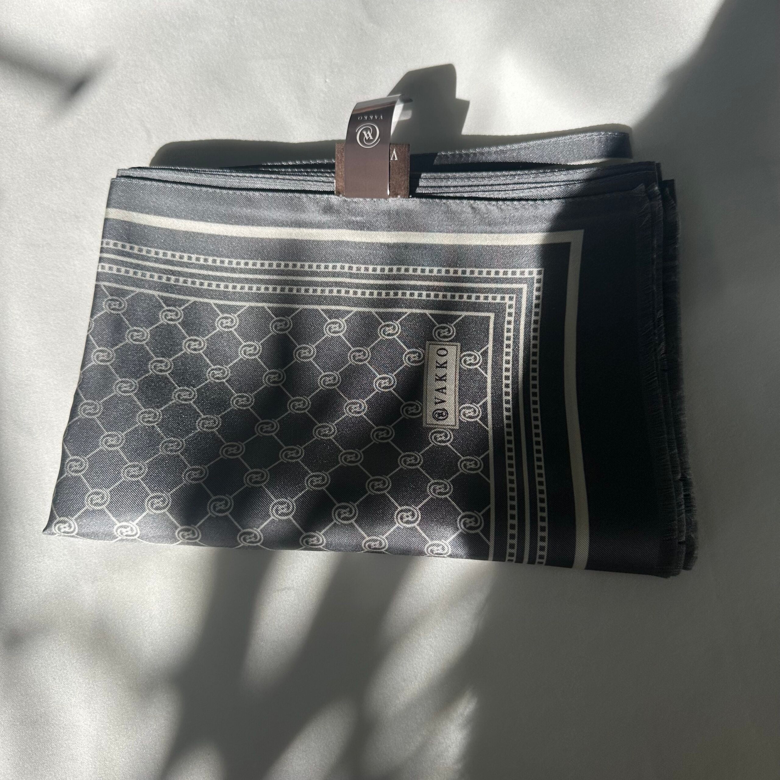 VAKKO Twil Logolu Şal - Gri - EsraGürsesBoutique