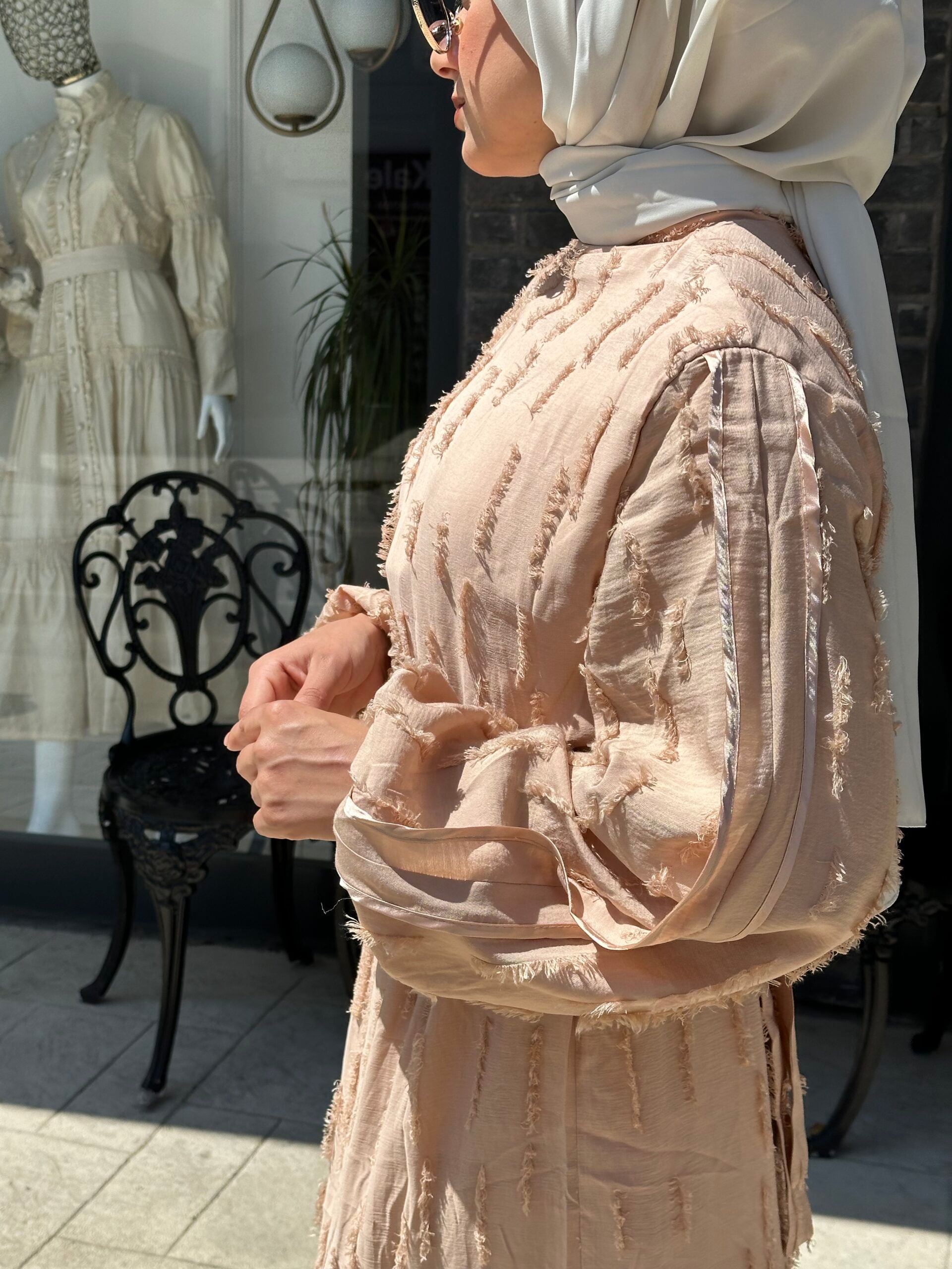 Somon Renkli Tüy Detaylı Şık Elbise - EsraGürsesBoutique