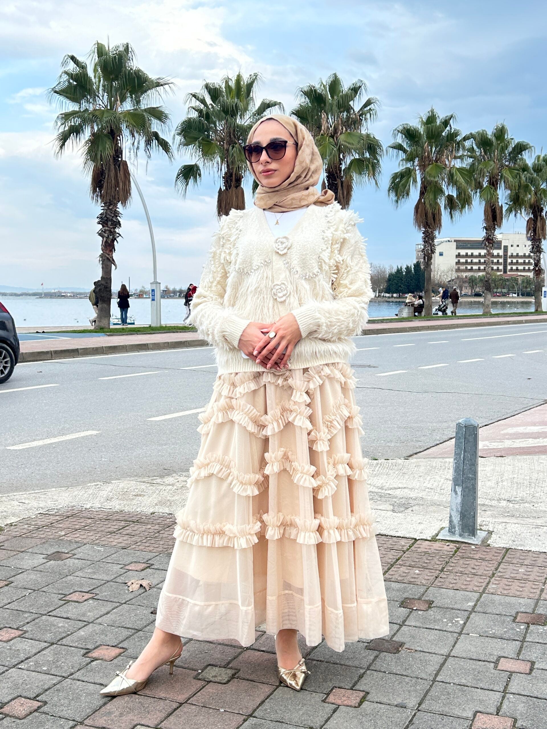 İthal Güllü Hırka - Şık ve Rahat - EsraGürsesBoutique