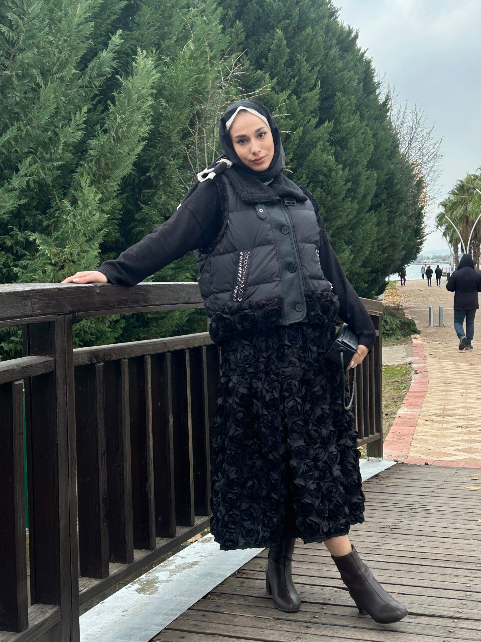 İthal Güllü Yelek - Siyah - EsraGürsesBoutique